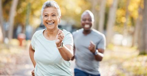 een oudere vrouw die samen met een ander aan het hardlopen is